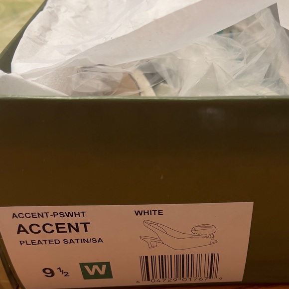 🆕 NWT J.Renee "Accent" White Satin Rosette Low Heel Shoe - Picture 3 of 12